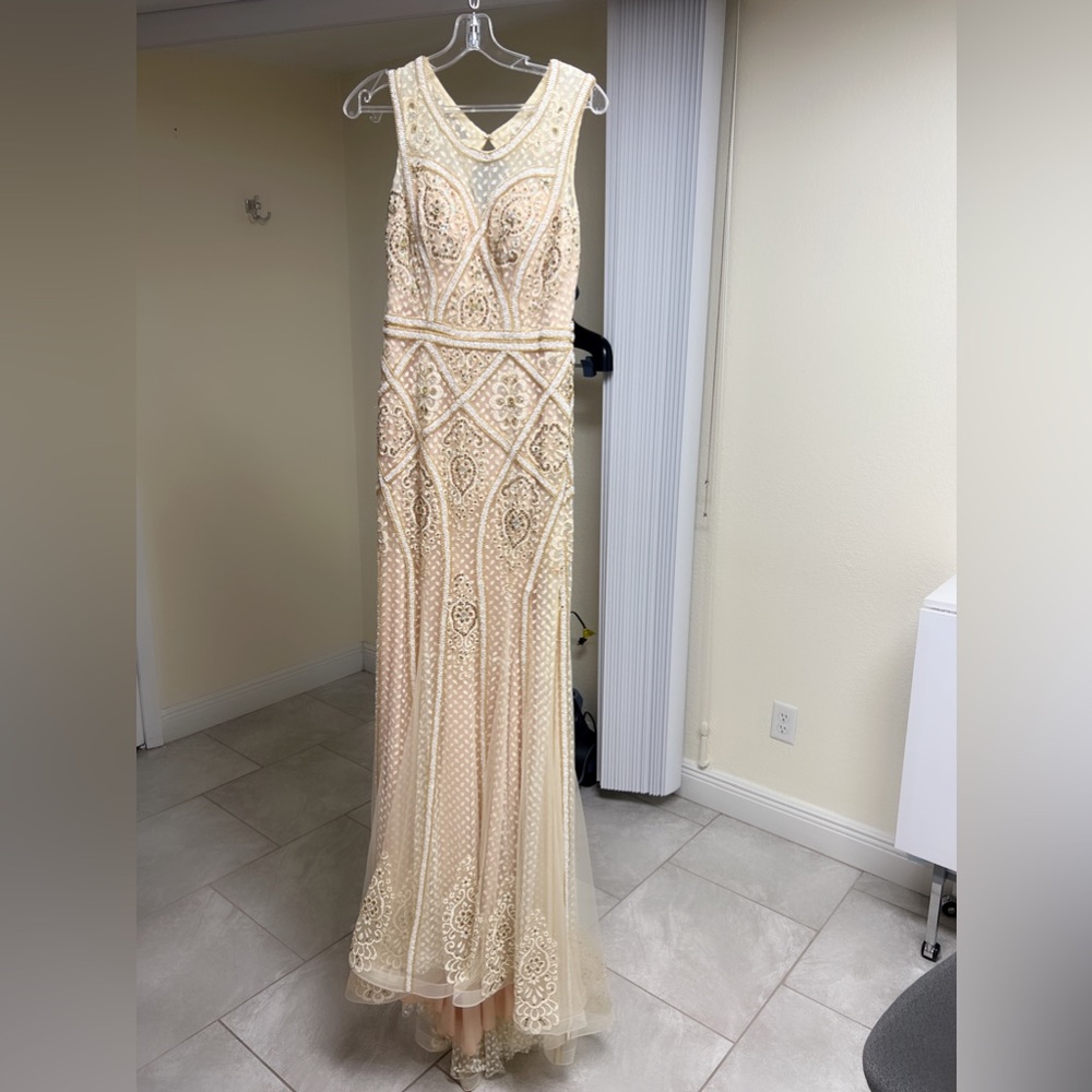 Beatifulllll dress. Perfect for weddings. You will look beautiful.